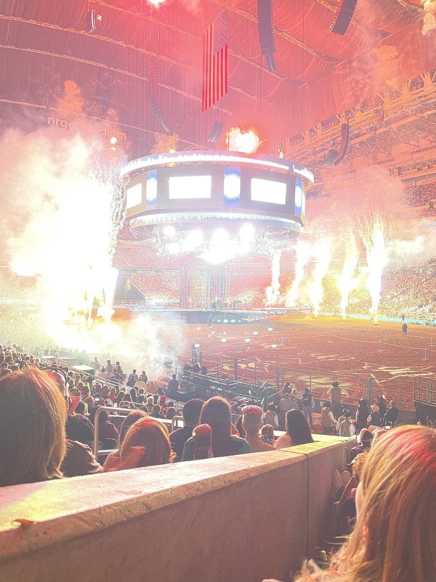 Emmabruggensch1's tweet photo. #HoustonRodeo  #Journey #8SecondRide🤠 https://t.co/p8XSxlgDNP