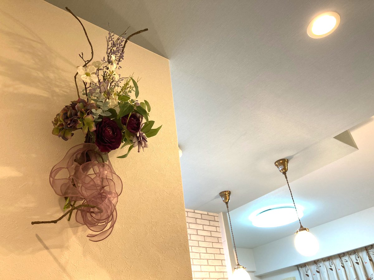 hirokonosho9's tweet photo. 宮城県石巻市から
フラワーアレンジメントのお届けもの💐
嬉しくてリビングの一番視えるところに飾りました🤗

想いがあるから形が生まれる✨

私の宮城県のお母さん💕
純子さん有難うございます

#3月11日
#東日本大震災
#今日で11年目
#忘れない
#書の奉納
#祈りの書 https://t.co/dNTMNmqUnM