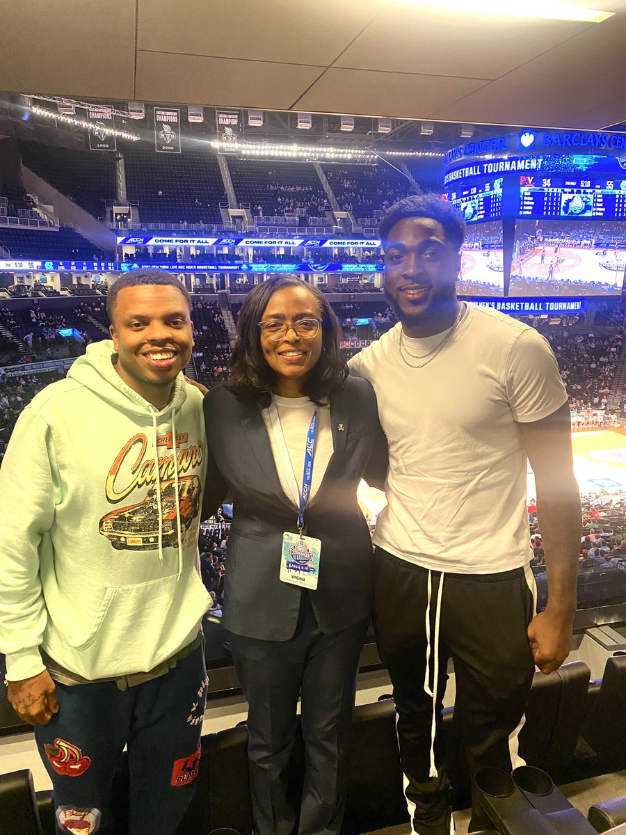 ADWilliamsUVA's tweet photo. Thanks for coming to support @UVAMensHoops! Always great to see @TDN_Perk and @RareChuckD. ๐ถโ๏ธ๐ท #GoHoos https://t.co/EZxLxcszQT