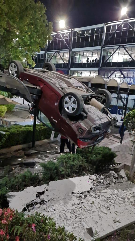 elgmx's tweet photo. ⚠️ Alumno de Universidad La Salle en CDMX choca y cae auto desde el tercer piso 📲 Únete a nuestro grupo de Telegram https://t.co/ngoeu4EWTH https://t.co/iRUxYRWHov