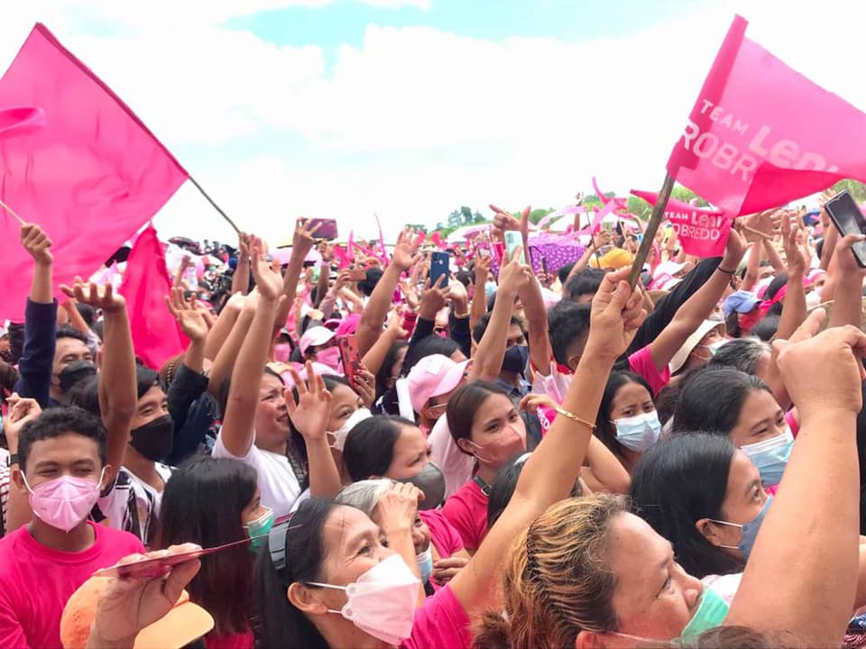 DapatSiLeni's tweet photo. MINI RALLY with 20k attendees! Mini mga bes, mini! Handa ka na ba sa GRAND rally? Excited nadin kami!!!

#DapatSiLeni 🌸
#HusayAtTibay 💪🏼
#NegOccisPink
#MasskarapatDapatSiLeni https://t.co/kQCNgIYWOe