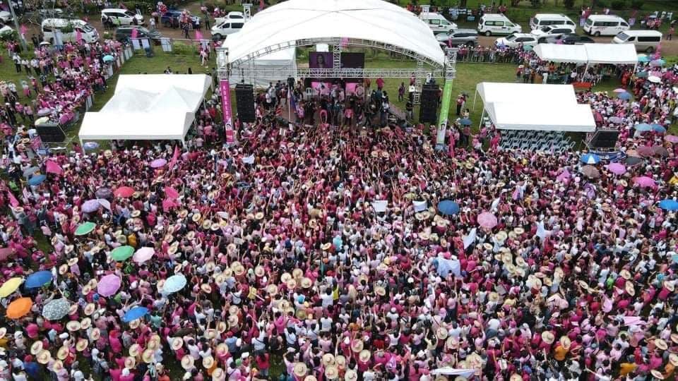 DapatSiLeni's tweet photo. MINI RALLY with 20k attendees! Mini mga bes, mini! Handa ka na ba sa GRAND rally? Excited nadin kami!!!

#DapatSiLeni 🌸
#HusayAtTibay 💪🏼
#NegOccisPink
#MasskarapatDapatSiLeni https://t.co/kQCNgIYWOe