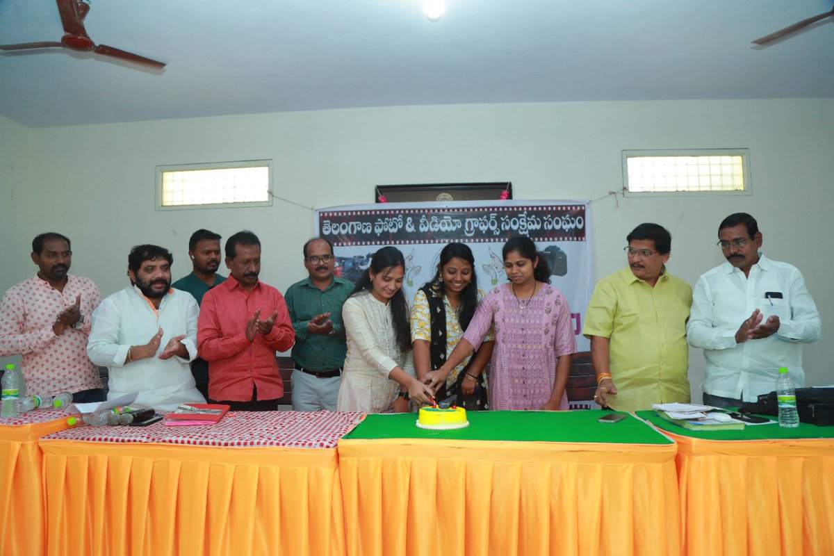 RaparthiGo's tweet photo. @TTgpvwa తెలంగాణ రాష్ట్ర ఫోటో అండ్ వీడియో గ్రాఫర్స్ సంక్షేమ సంఘం ఆధ్వర్యంలో అంతర్జాతీయ దీని దినోత్సవం మహిళా కేక్ కటింగ్ కార్యక్రమం https://t.co/dehG3hqf9d