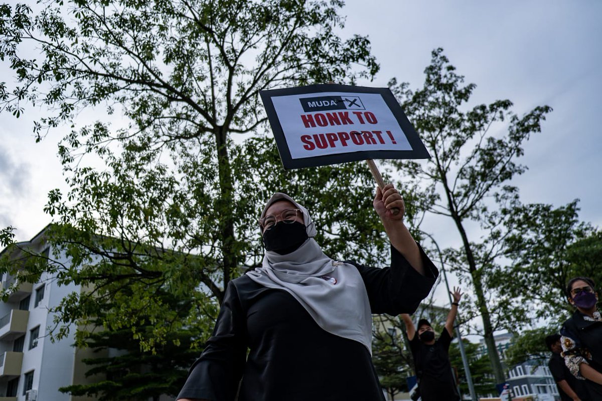 partimuda's tweet photo. Warga Puteri Wangsa hadir untuk menyokong Amira Aisya, calon MUDA DUN Puteri Wangsa melalui Flashmob.

Flashmob ini yang mempunyai komponen bagaikan "Drive Thru" gaya bunyikan hon untuk menyokong calon telah mendapat sambutan yang meriah dari masyarakat setempat. https://t.co/mFndh4Jj3h