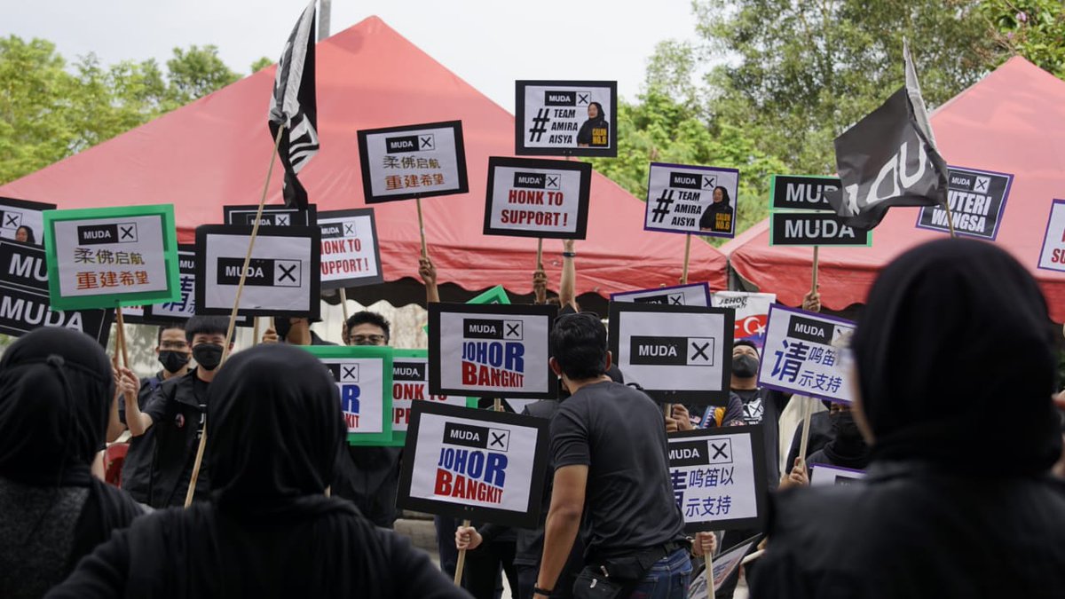 partimuda's tweet photo. Warga Puteri Wangsa hadir untuk menyokong Amira Aisya, calon MUDA DUN Puteri Wangsa melalui Flashmob.

Flashmob ini yang mempunyai komponen bagaikan "Drive Thru" gaya bunyikan hon untuk menyokong calon telah mendapat sambutan yang meriah dari masyarakat setempat. https://t.co/mFndh4Jj3h
