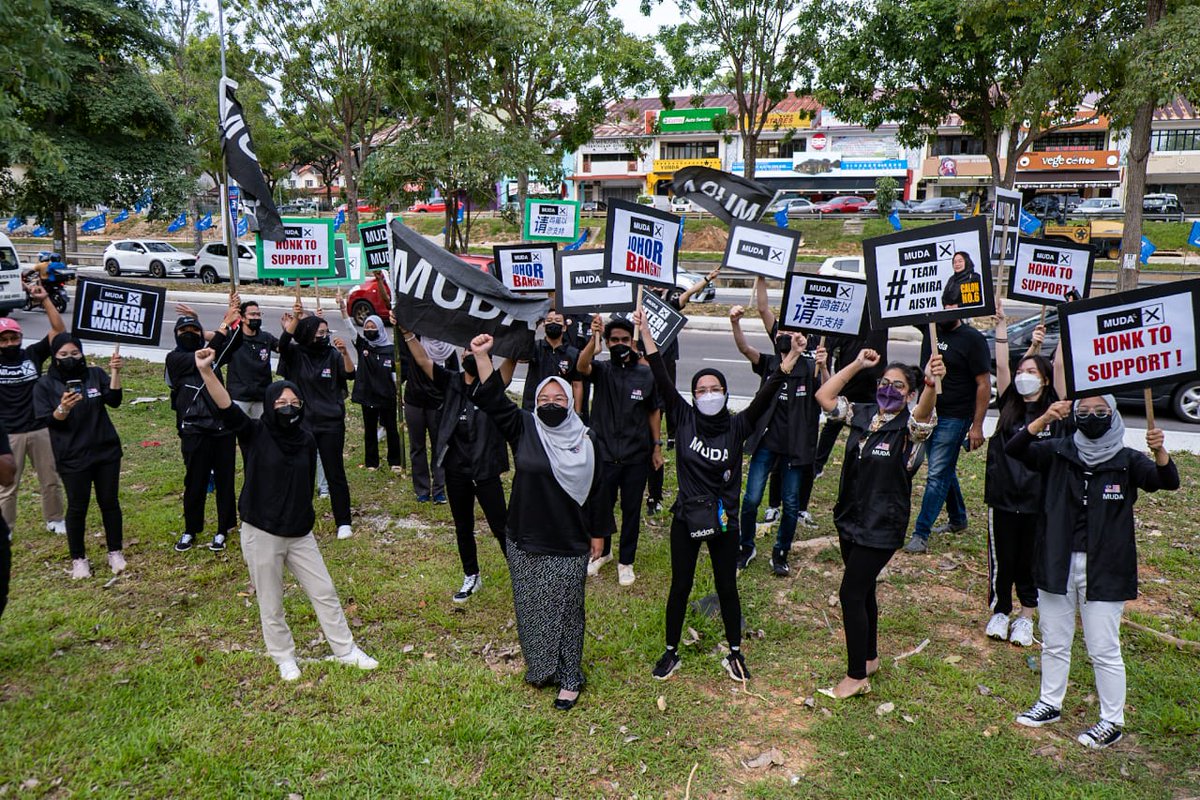 partimuda's tweet photo. Warga Puteri Wangsa hadir untuk menyokong Amira Aisya, calon MUDA DUN Puteri Wangsa melalui Flashmob.

Flashmob ini yang mempunyai komponen bagaikan "Drive Thru" gaya bunyikan hon untuk menyokong calon telah mendapat sambutan yang meriah dari masyarakat setempat. https://t.co/mFndh4Jj3h