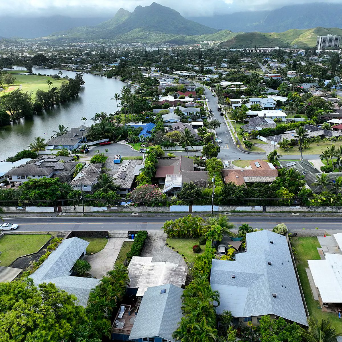 That first house gig tho🌴🏠🌴. Just lettin the new team wat i bring to the table. 🚁🎮🤙🏾 #dronework #kailua #beachhomes #transitioncomingsoon #mavicpro3 #Dronelife