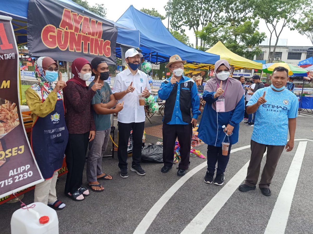 AhadMahaya's tweet photo. Menyantuni peniaga di Taman Tasik Layang - Layang bersama Dato Seri Utama Mukhriz Mahathir. Mengajak mereka semua keluar mengundi untuk mengubah kerajaan negeri dan menawarkan mereka Aspirasi Johor daripada Parti Pejuang Tanahair. @MukhrizMahathir @homelandPEJUANG https://t.co/PcXvT9WmiX
