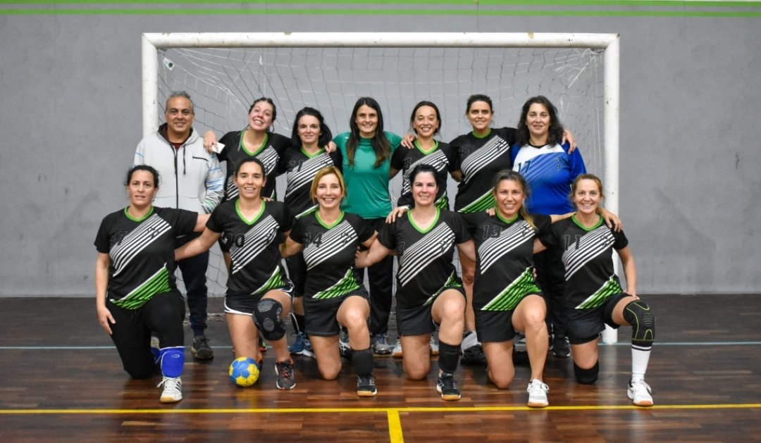 garciapata's tweet photo. Nos vamos!!!!
Años compartiendo este deporte, tantas salidas, tantas juntadas y tantos viajes, hoy vuelven a salir los autos... allá vamos #Gualeguaychú
#Torneo
#MaxiHandball
#Mixto
#MHandball
M M M 💚 https://t.co/tcQhC51dO5