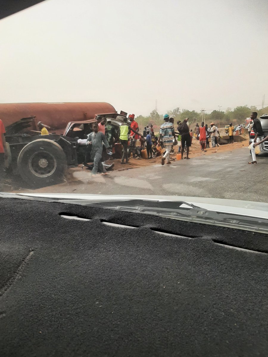 Nigerians caught on camera scooping fuel from a fallen fuel tanker in the Rigachukwu area of Kaduna state this morning. Cc @elrufai @GovKaduna