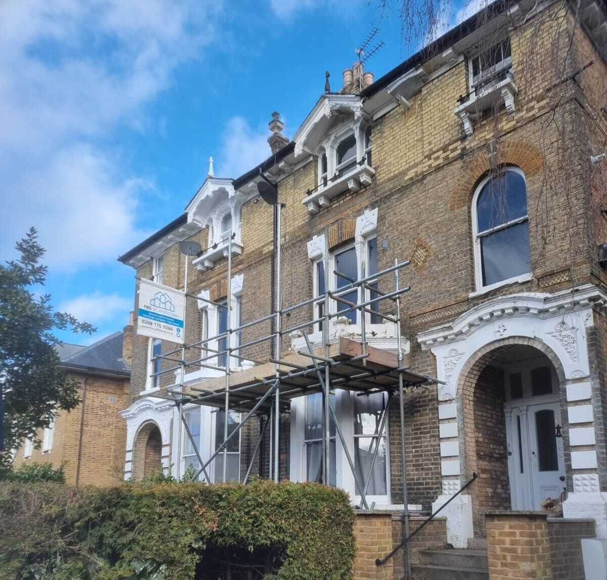 The only way is 🆙👊👷‍♂️👷‍♂️👷‍♂️ #fbsscaffolders #residential #londonscaffolding