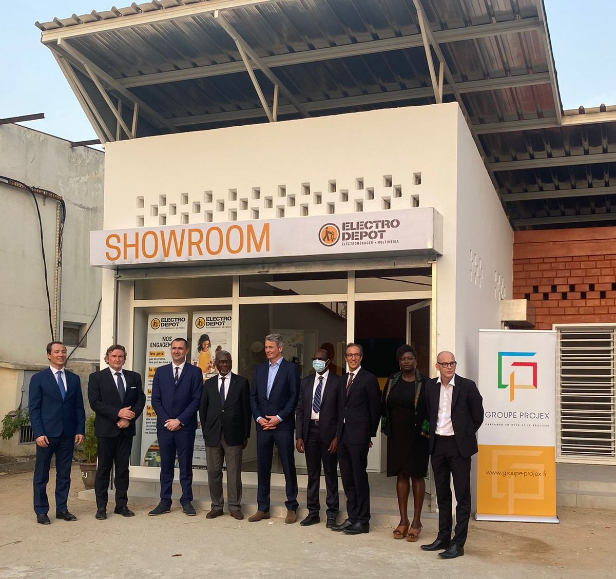 DGTresor_RCI's tweet photo. Découverte du Showroom @electrodepotfr à Marcory au sein du District Autonome d'Abidjan !
Hébergé dans une maison #abordable et #durable, financé grâce à un #FASEP, ce showroom vise à promouvoir les produits d'electro depots.
@Nhood_Corporate
@DGTresor
@mclu_gouv
#Lives2 https://t.co/FZV0dkBNxj