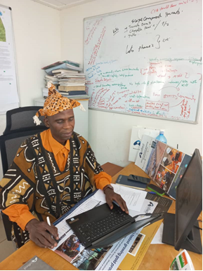 Susan Kinnear (@cqugradresearch) on Twitter photo #PhD candidate Diakite Mory may be on another continent, but he's still part of our @CQUni research community. Diakite is undertaking this thesis work (in traditional dress) from the Ivory Coast. #research #RHDSelfie
<a href="/Lee_DiMilia/">Lee Di Milia</a> #PhD candidate Diakite Mory may be on another continent, but he's still part of our @CQUni research community. Diakite is undertaking this thesis work (in traditional dress) from the Ivory Coast. #research #RHDSelfie
<a href="/Lee_DiMilia/">Lee Di Milia</a>