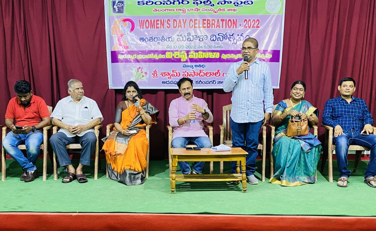 PonnamRavichan1's tweet photo. అంతర్జాతీయ మహిళా దినోత్సవం సందర్భంగా  10.03.2022 రోజున రాష్ట్ర భాషా సాంస్కృతిక శాఖ ఆధ్వర్యంలో కరీంనగర్ ఫిలిం సొసైటీ  లఘు, యూట్యూబ్ మహిళా  కళాకారులకు విశిష్ట పురస్కార్ అవార్డుల ప్రధానోత్సవం జరిగింది.
@JSKapoor1234 @vision99prime @narlakarthik88 @PonnamLoksabha @SanaShanoor https://t.co/RHwz3HzCA2