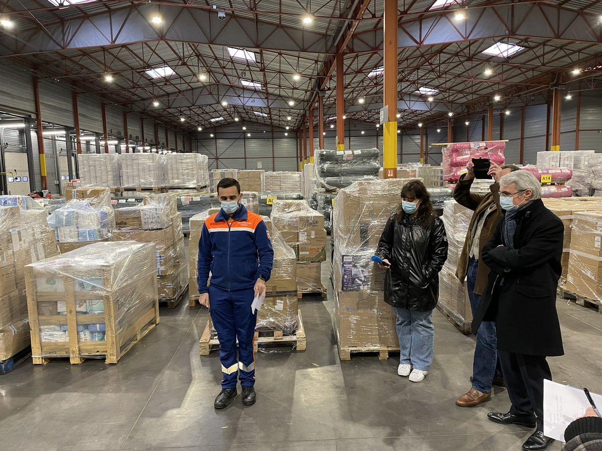 AMF_53's tweet photo. 🇺🇦 [UKRAINE] MERCI à la mobilisation des #Mayennais, bénévoles, associations, élus locaux et à l’entreprise #Breger qui permet ce jour le départ de 9 tonnes de matériels et dons essentiels pour l’#Ukraine  @ProtecCivile53 @ProtecCivilefr @PresidentAmf @l_amf @Prefet53 @lamayenne https://t.co/0tV53BPY6a