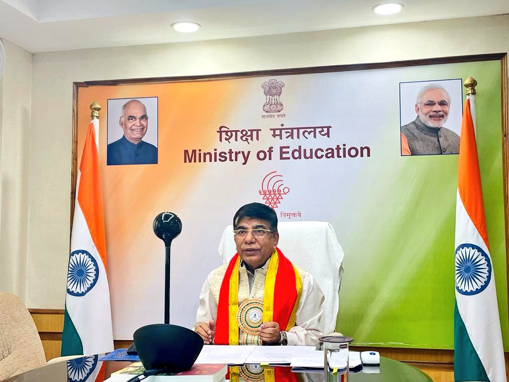 Drsubhassarkar's tweet photo. Addressed the 8th Annual Convocation of @iiest_s and interacted with young graduates.

I congratulate all the graduating students. My wishes to them in creating India of our dreams and making our nation self-reliant. https://t.co/m3C4HIgszM