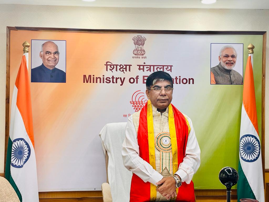 Drsubhassarkar's tweet photo. Addressed the 8th Annual Convocation of @iiest_s and interacted with young graduates.

I congratulate all the graduating students. My wishes to them in creating India of our dreams and making our nation self-reliant. https://t.co/m3C4HIgszM