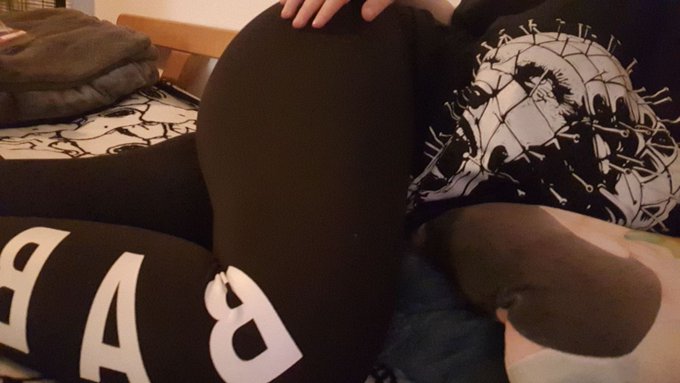 I really like this picture, makes my ass look nice 😴  plus pinhead shirt ☺️ #onlyfans #nsfwtwt https://t