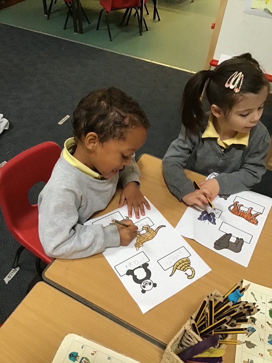 RedClassCharlt1's tweet photo. We’ve been using our Phonics to label the Jungle Animals 🐍🐵🐯🐻🦁 https://t.co/HkphwEGs6s