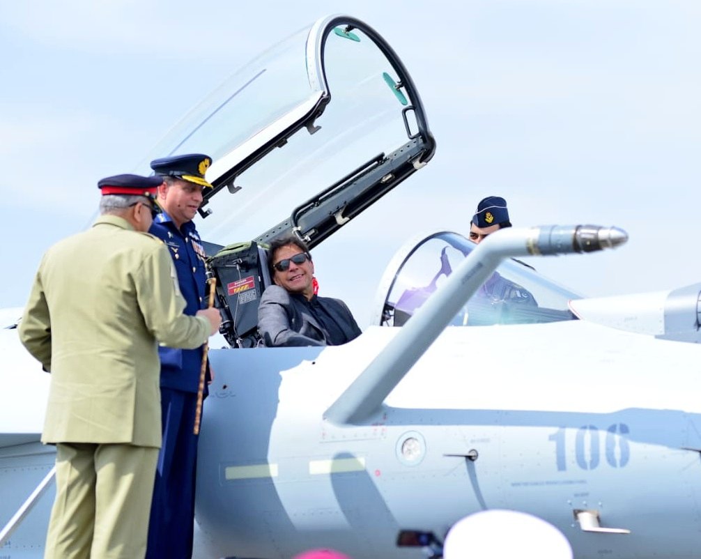 fasl786's tweet photo. J10c flying Khan Happy Mode🇵🇰
#Pakistan #PakArmyJanHamari #Pakistanairforce 💪🇵🇰 https://t.co/tc27A0jTmB