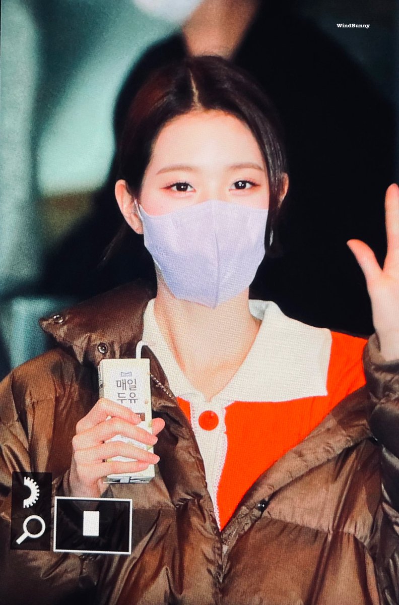 windWonYoung's tweet photo. 220722퇴근 프리뷰

원영이 오랜만 📸

#IVE #아이브
#WONYOUNG #원영 #장원영
#장원영 #ウォニョン https://t.co/cSn336a0Lx https://t.co/J7sA4QEFvs