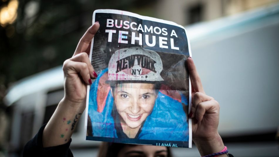 CostaOkis's tweet photo. Hace 1 año Tehuel salió de su casa a buscar trabajo. Y no volvió, lo buscan su papá y su novia que hizo la denuncia sobre su desaparición. ¿Conocen muchos casos, en democracia, como éste? El estado garantizo su desvanecimiento y desde entonces nos preguntamos ¿DONDE ESTÁ TEHUEL? https://t.co/z1TUtbVMrx