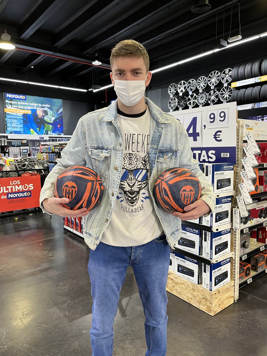 NorautoEspana's tweet photo. ¡@Cuke99 ya tiene sus camisetas y balones firmados del @valenciacf! 😎🎉
¿L@s quieres tú? Atento a nuestras RRSS 😉
#SorteoNorauto #VCF #ADNVCF https://t.co/jXmGaS7sq1