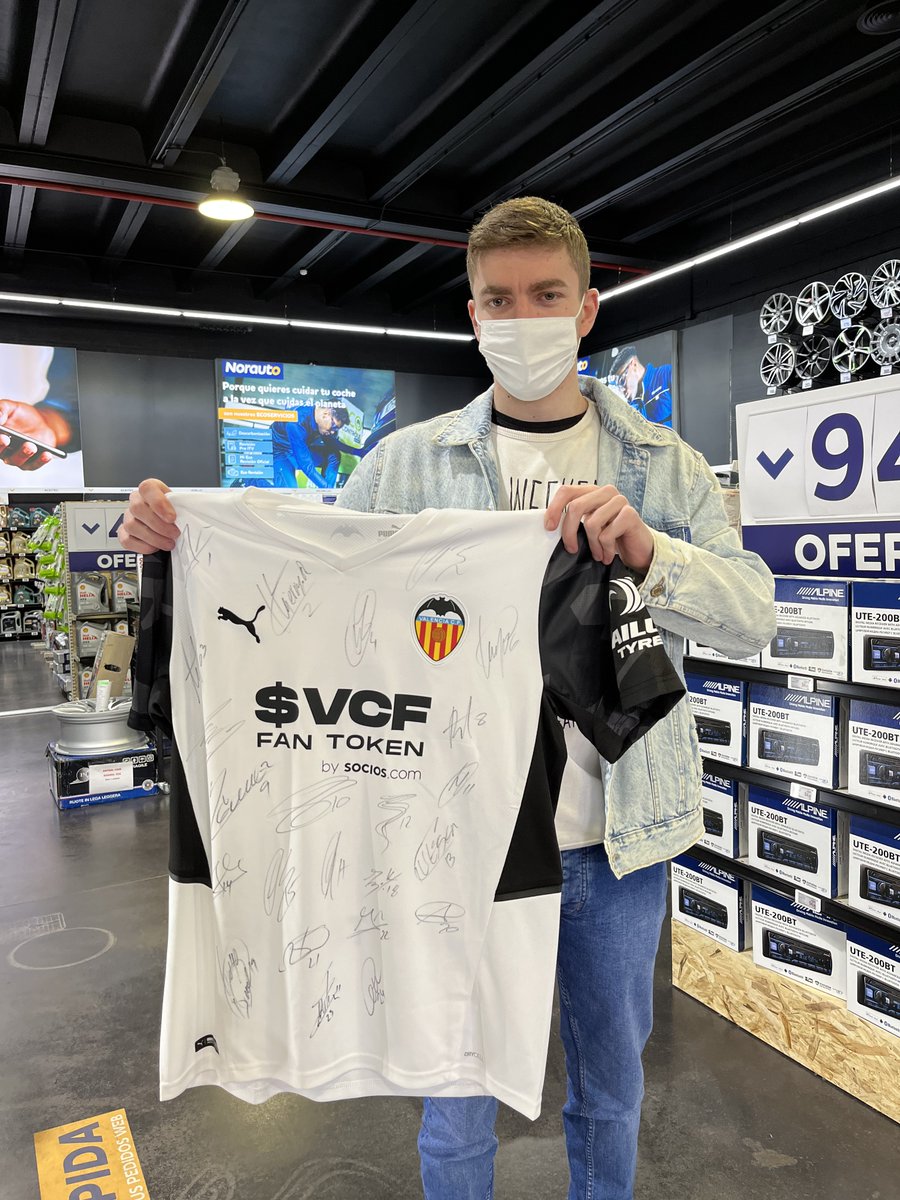 NorautoEspana's tweet photo. ¡@Cuke99 ya tiene sus camisetas y balones firmados del @valenciacf! 😎🎉
¿L@s quieres tú? Atento a nuestras RRSS 😉
#SorteoNorauto #VCF #ADNVCF https://t.co/jXmGaS7sq1