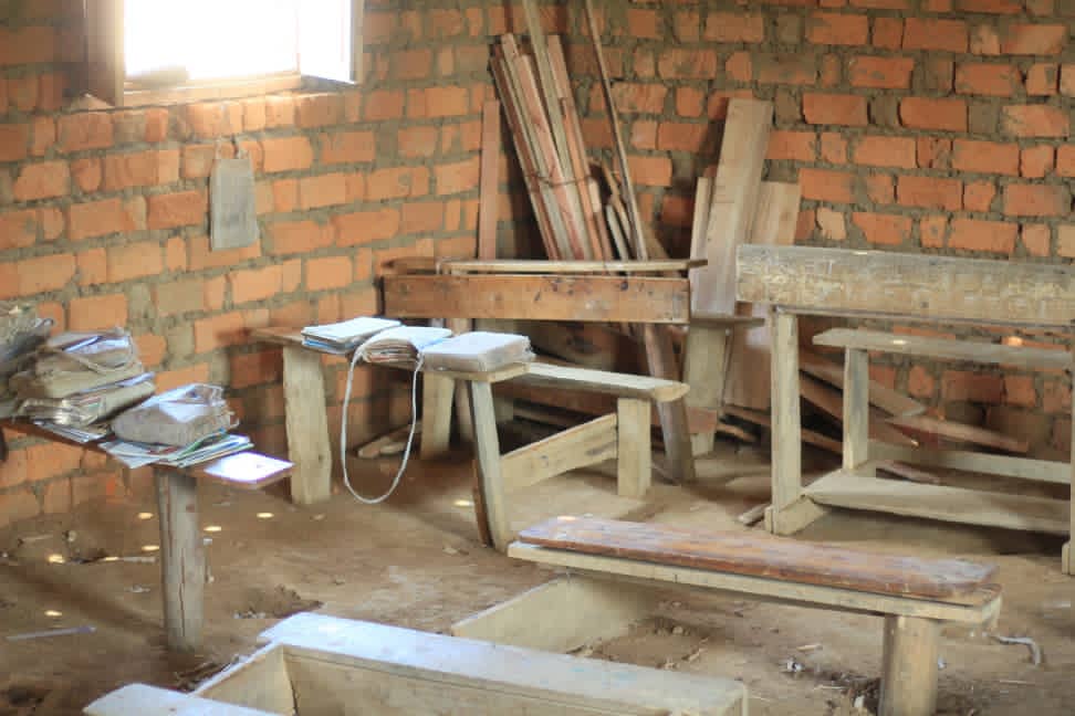 AgasekeTv's tweet photo. #Burundi A travers son Association Sportive pour la Valorisation des Aptitudes des Vulnérables #ASVAV, @FrancineNiyons4 a lancé, ce 10/3/2022, sa campagne de distribution pupitres aux différents écoles de l’intérieur du pays https://t.co/ZcdC9hWmfQ