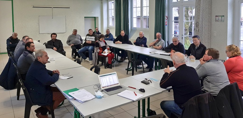 fdsea53's tweet photo. [#Corvidés] 2ème réunion sur @MERAL_France pour cette fois-ci repérer les secteurs prioritaires d'intervention des @Agri_53 avec les piégeurs agréés du canton de @cosse_le_vivien. 🔎🌍 On travaille sur les cartes communales...  @cdeshayes1 @renaudierflo @mikag53 @Cripouille53 https://t.co/fWRfhXewRO