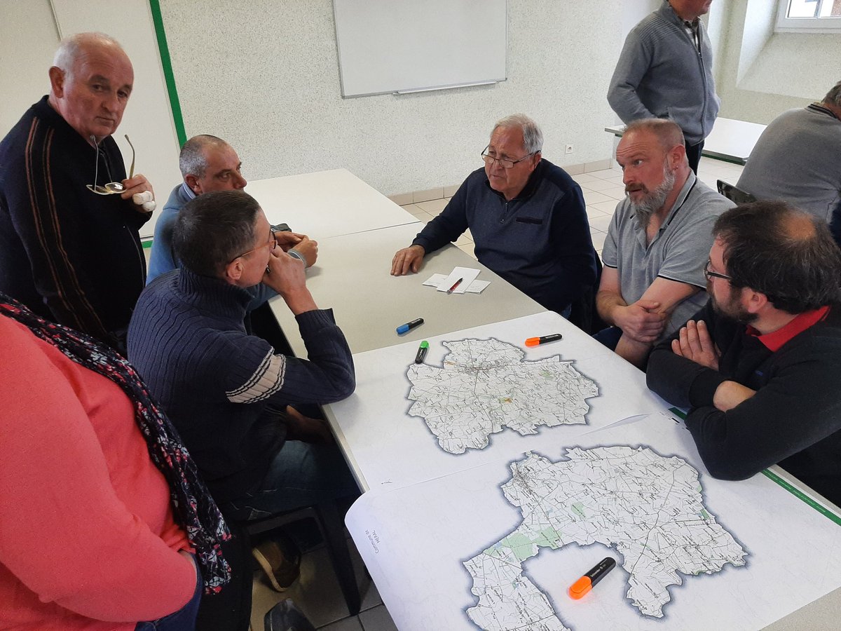 fdsea53's tweet photo. [#Corvidés] 2ème réunion sur @MERAL_France pour cette fois-ci repérer les secteurs prioritaires d'intervention des @Agri_53 avec les piégeurs agréés du canton de @cosse_le_vivien. 🔎🌍 On travaille sur les cartes communales...  @cdeshayes1 @renaudierflo @mikag53 @Cripouille53 https://t.co/fWRfhXewRO
