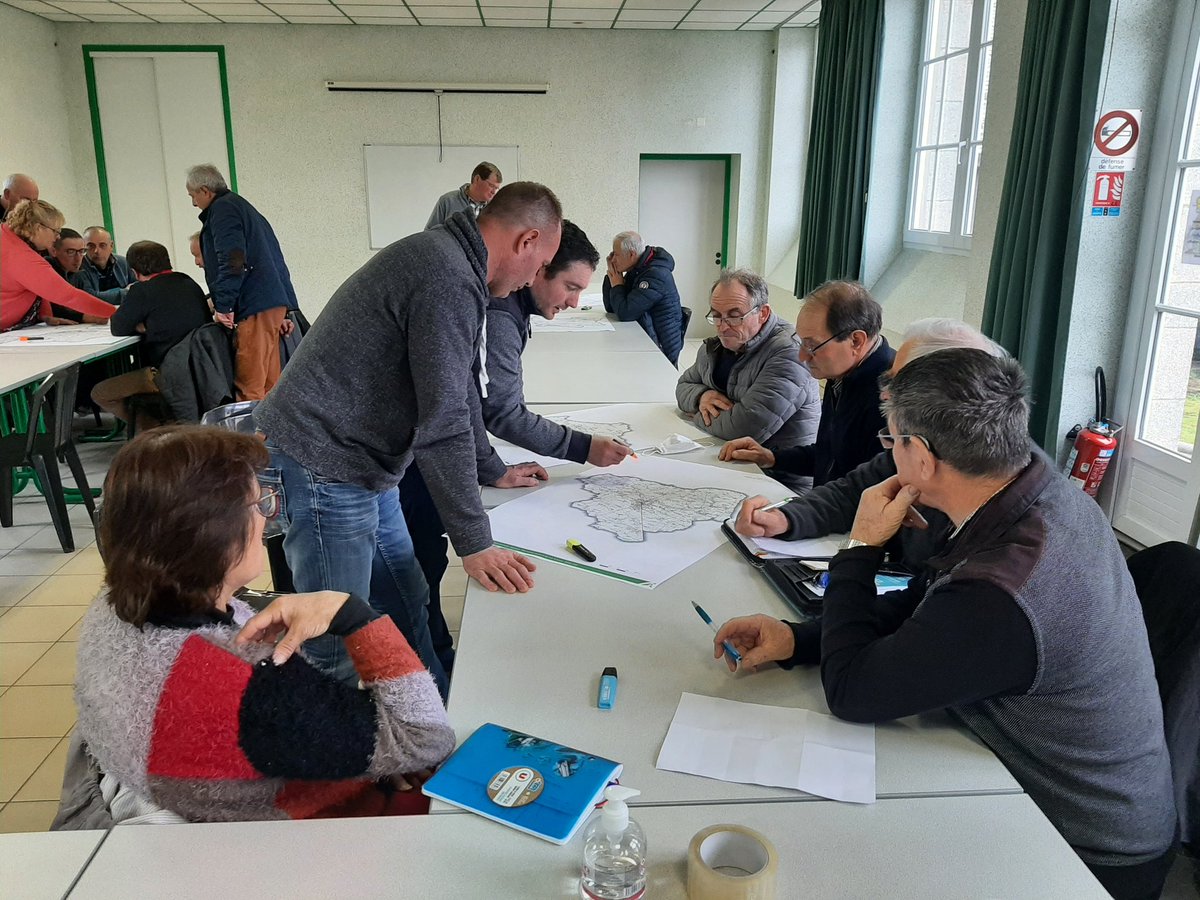 fdsea53's tweet photo. [#Corvidés] 2ème réunion sur @MERAL_France pour cette fois-ci repérer les secteurs prioritaires d'intervention des @Agri_53 avec les piégeurs agréés du canton de @cosse_le_vivien. 🔎🌍 On travaille sur les cartes communales...  @cdeshayes1 @renaudierflo @mikag53 @Cripouille53 https://t.co/fWRfhXewRO