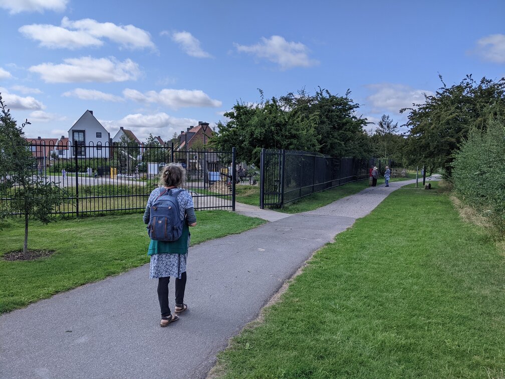 CBTransport's tweet photo. "Because connections to bus & rail were so poor we found most homes had as many as two or three parking spaces each."
@TfNHomes has been visiting new housing developments to see how car-dependent they are. Here's their blog about #BuildingCarDependency: https://t.co/YZO89ejVWo https://t.co/jdQHb9vwch