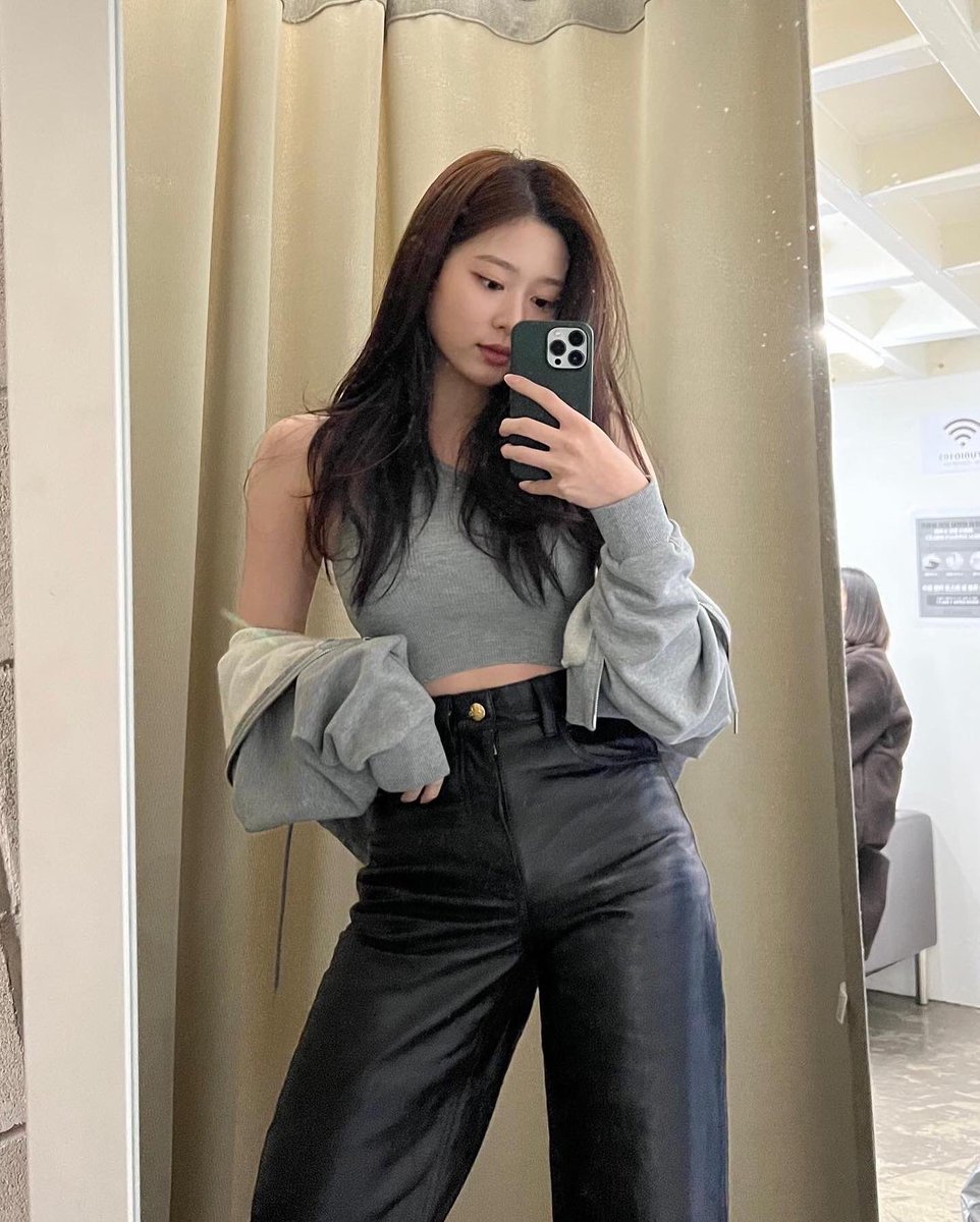 minjoossama's tweet photo. IG Minju                vs     Bubble Minju https://t.co/gWY30btAAj