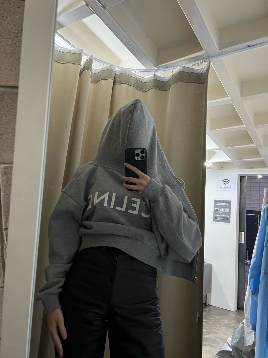 minjoossama's tweet photo. IG Minju                vs     Bubble Minju https://t.co/gWY30btAAj