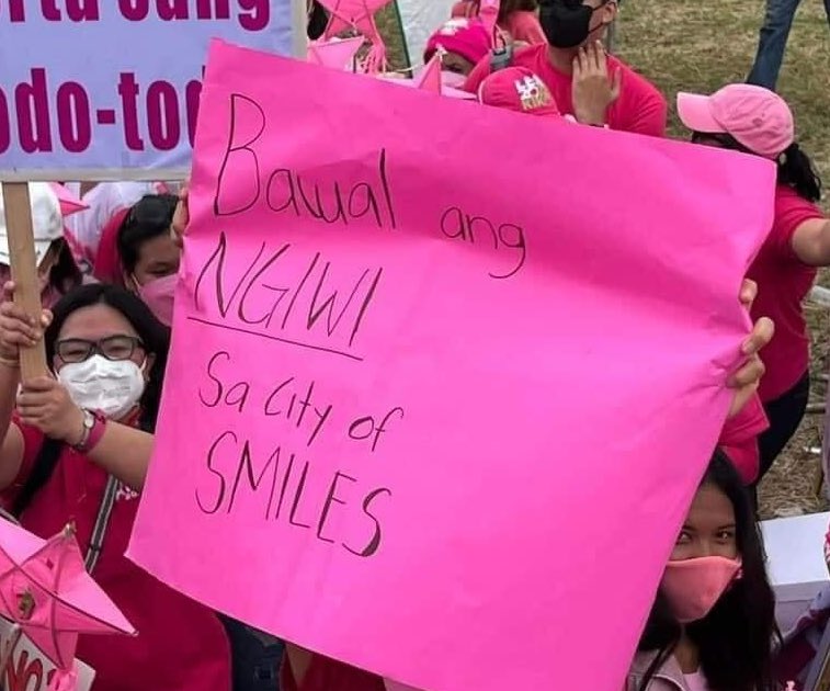 totoroncampos's tweet photo. Shots fired! Best Placard! Fightme! 

#MASSKARApatDapatLeniKiko 
#NegROSE
#BacolodIsPink https://t.co/BZ9yIJQyk8