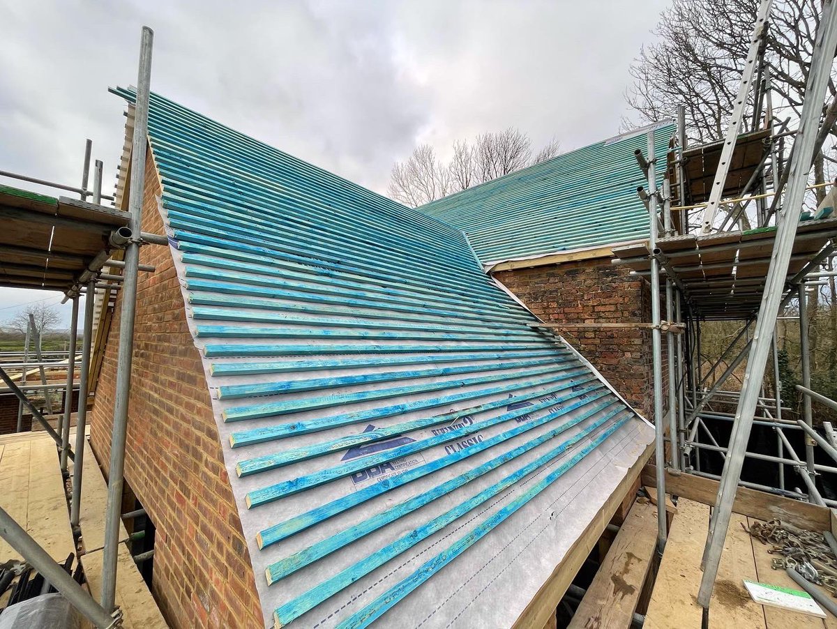 OmurcaLtd's tweet photo. Good progress, main roof covered at our development site for 5 bedroom, 4 bathroom, link detached annexed development with 1.5 acres of plot, under cover carport for 3 cars and external office within the complex #development #developer #countryliving #countrylife #barnconversion https://t.co/sxvVpGVbKl