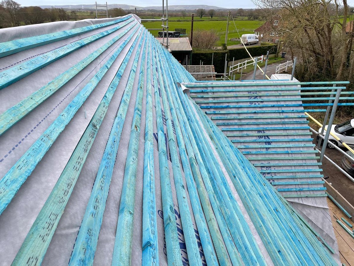 OmurcaLtd's tweet photo. Good progress, main roof covered at our development site for 5 bedroom, 4 bathroom, link detached annexed development with 1.5 acres of plot, under cover carport for 3 cars and external office within the complex #development #developer #countryliving #countrylife #barnconversion https://t.co/sxvVpGVbKl