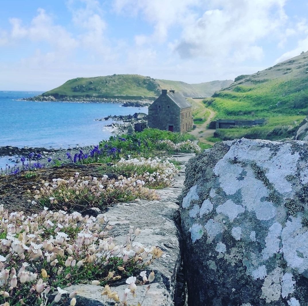 RoseSelavyy's tweet photo. 🍀 Terre Bretonne 🍀
Perros-Guirec , Phare de l'Île aux Moines
#Bretagne https://t.co/UUCEUZ0Vz9