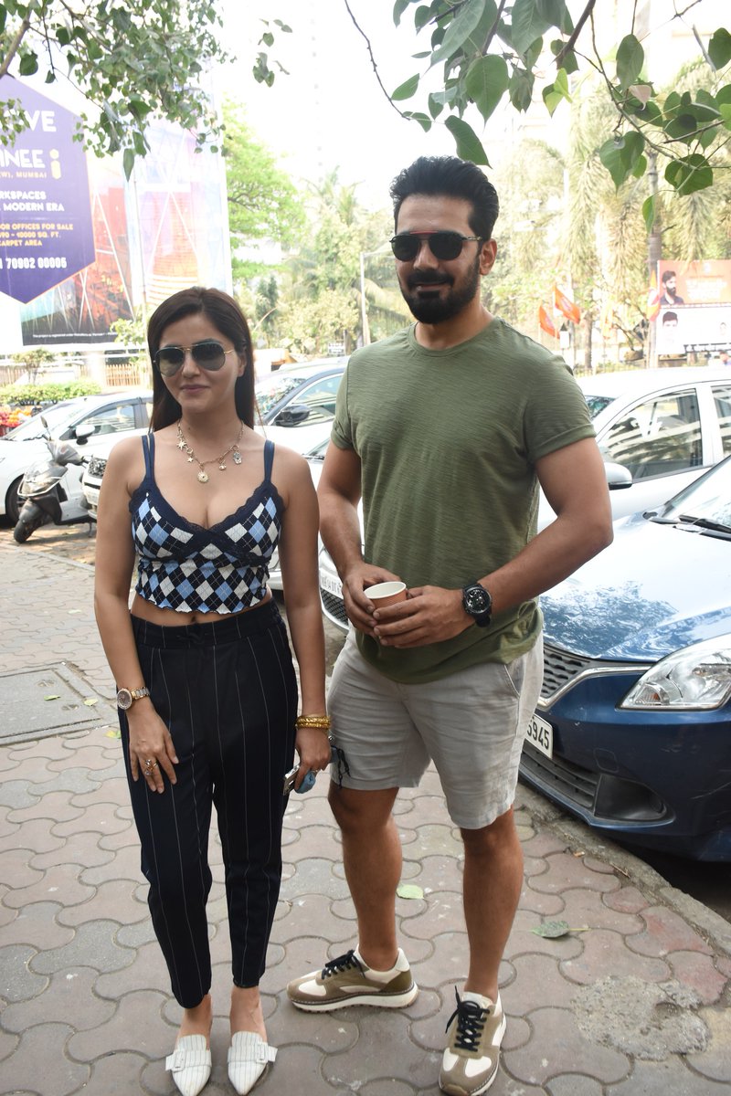 middaygujarati's tweet photo. #AbhinavShukla snapped with #RubinaDilaik
#TelevisionActress #ActressUpdate #TelevisionActor #ActorUpdates #TelevisionCelebrity #TelevisionStar #TelevisionCelebrity #TelevisionStar #CasualOutfit #CasualLook #CasualAttire #CasualAvatar #Coupleouting #televisioncouple https://t.co/ryrqOzlgxW