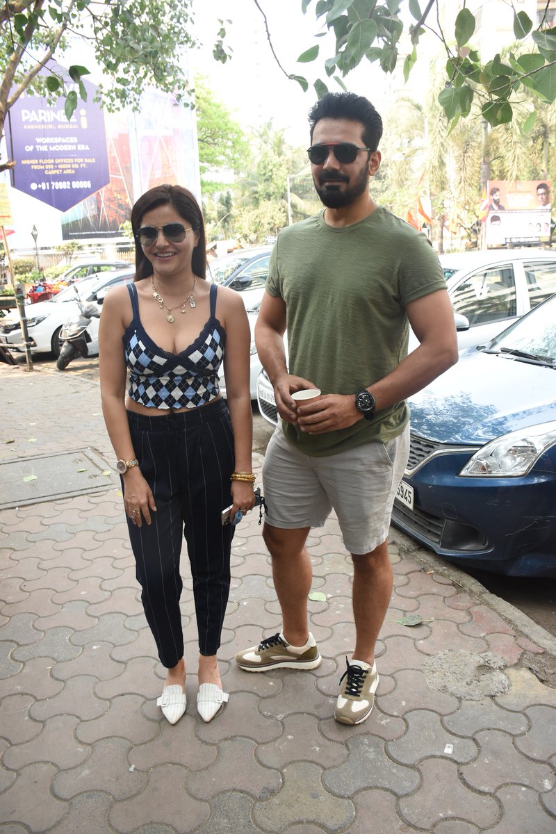 middaygujarati's tweet photo. #AbhinavShukla snapped with #RubinaDilaik
#TelevisionActress #ActressUpdate #TelevisionActor #ActorUpdates #TelevisionCelebrity #TelevisionStar #TelevisionCelebrity #TelevisionStar #CasualOutfit #CasualLook #CasualAttire #CasualAvatar #Coupleouting #televisioncouple https://t.co/ryrqOzlgxW