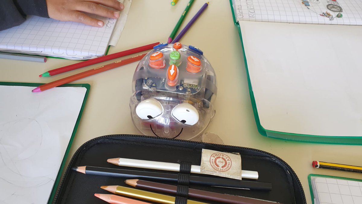 FmdGiovanna's tweet image. Oggi con  #SmartHeartRome e i nostri formatori incontriamo nella #Palestradellinnovazione i bambini e le bambine della scuola primaria dell&apos;IC Poppea per scoprire cosa si cela dietro questa piccola ape robot 🐝 
@fmdigitale con @Roma @gualtierieurope @MIsocialTW