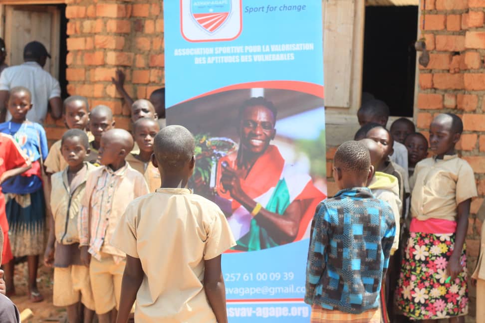 AgasekeTv's tweet photo. #Burundi Le coordinateur de l’ #ASVAV Clément Ntezahorirwa appelle les élèves récipiendaires de ces pupitres à en prendre soin afin que leurs petits frères et sœurs puissent les profiter dans l’avenir. @UNICEF_Burundi @UNICEF https://t.co/gTNHCoeXKM