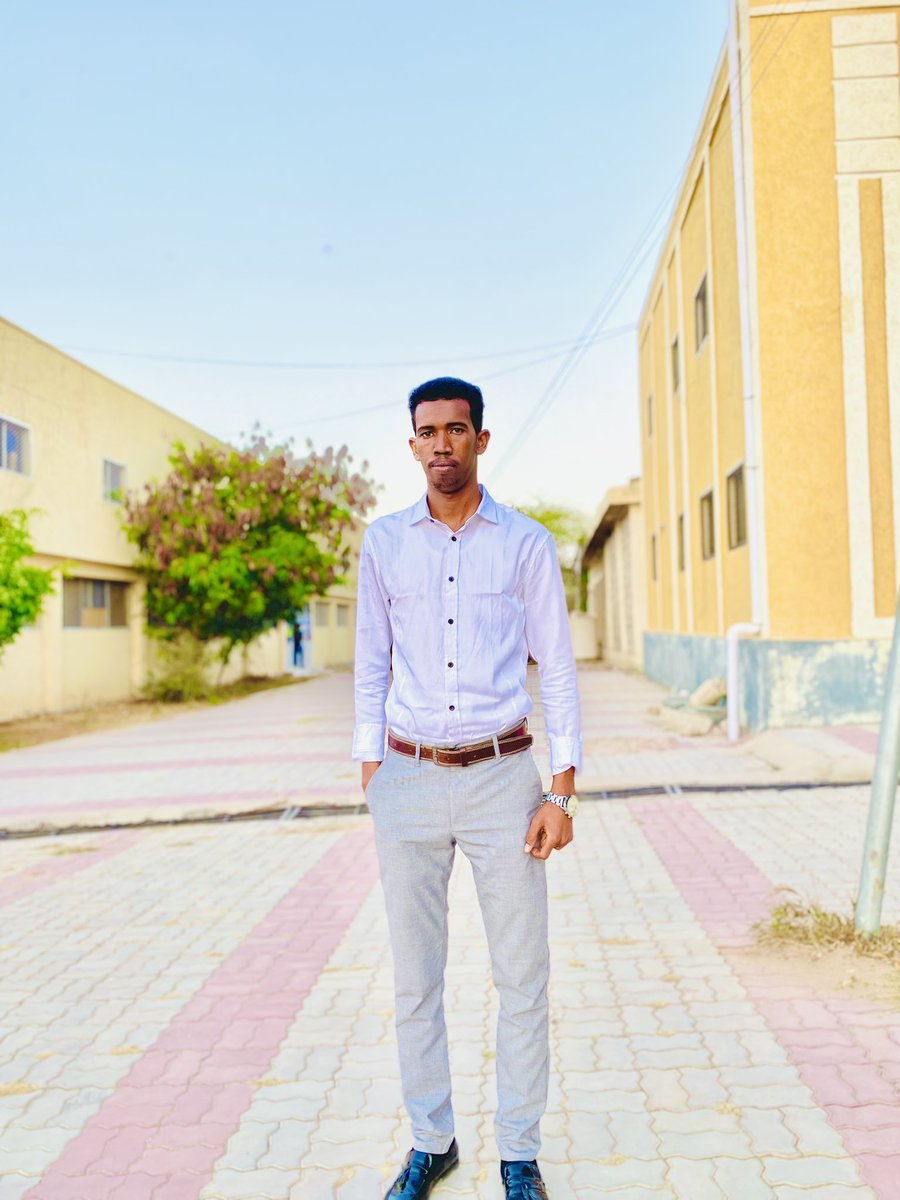HassanGabood's tweet photo. @Caynaan7, Aqoonyahanka boqiisa hala booqdo. Faylasuuf weyn weeye. https://t.co/RbE9poKHuA