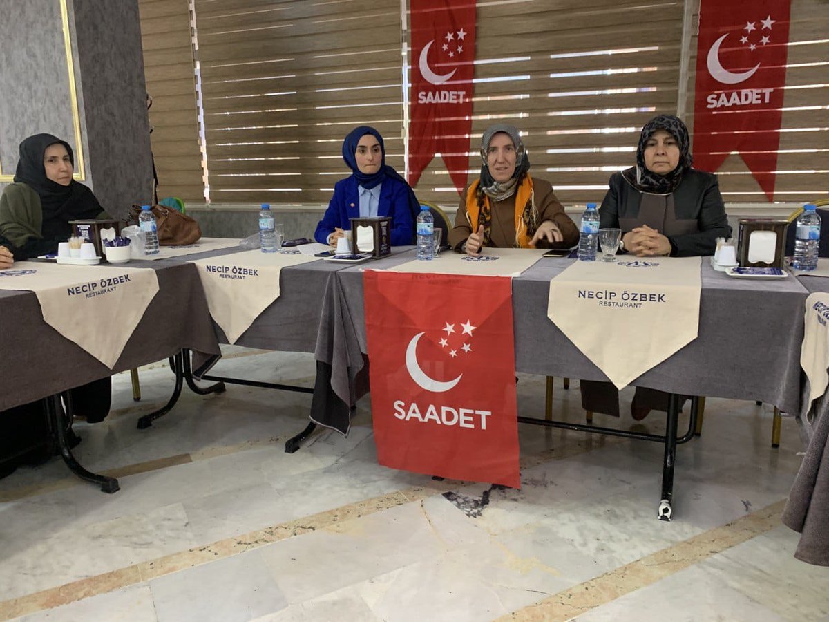 BeytiyeEkinci's tweet photo. Şanlıurfa'mızda değerli basın mensuplarımızla, Sivil Toplum Kuruluşlarımızla ve Siyasi Parti Temsilcilerimizle bir araya geldik. Ülkemizin her bir köşesinde sorunlar büyük, çözmek için hazırız.
#Şanlıurfa #İnsancaYaşam için hazırız https://t.co/H0YobDsiQ8
