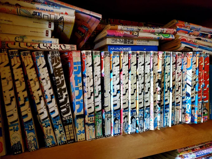 「この棚の本だけは絶対に捨てないでね!」という小僧の戯言を39年も守ってくれている両親に感謝
でもそろそろ片さないとね

のんた丸のデビュー作品が掲載のYJは残しておきましょう

本日は連投失礼しました
オヤスミナサイ 
