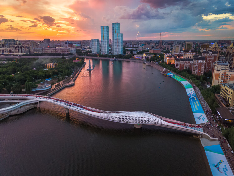 Aic360C's tweet photo. El puente Atyrau, en Nur-Sultan (Kazajstán), es la suma de artesanía, simbolismo y diseño. El estudio de arquitectura @ArchDaily ha basado su forma inspirándose en el símbolo de la región de #Atyrau: el esturión del Caspio.

Dentro hilo.👇

#Viernesdepuentes https://t.co/z9VxhhmwLl