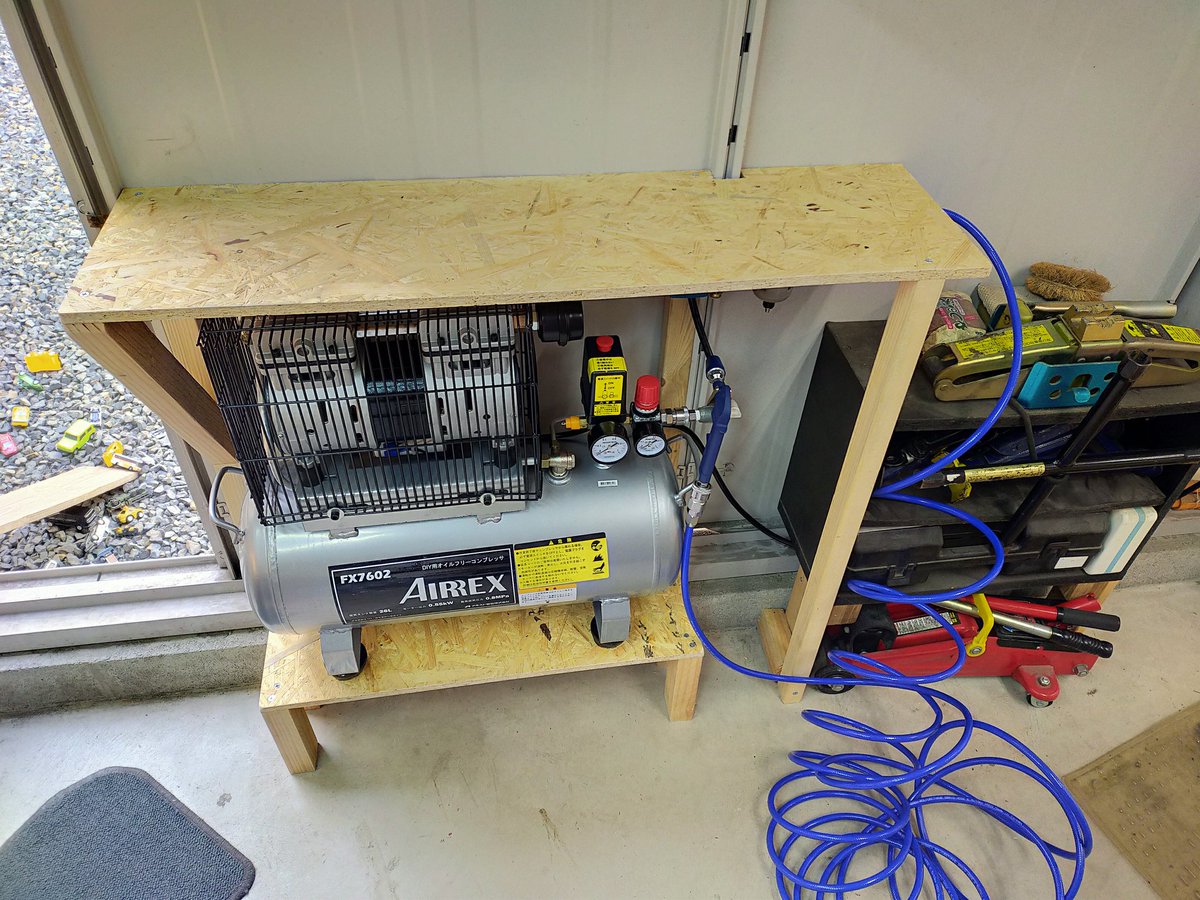 コンプレッサー置き場を作りました。 極力端に寄せて邪魔にならん仕様 