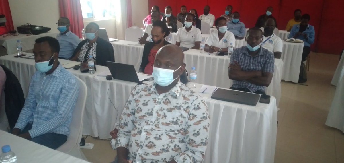 KayonzaDistrict's tweet photo. Guverineri wa @RwandaEast CG @EKGasana, yashimye abitabiriye inama uruhare bagira mu iterambere ry'Akarere ka Kayonza. Yasabye ko bongera ingufu mu byo bakora ndetse bakibanda kuri innovations kugira ngo Kayonza ize imbere mu kwesa imihigo.
Ati"Innovations should be our end goal" https://t.co/BE10VDQRuQ