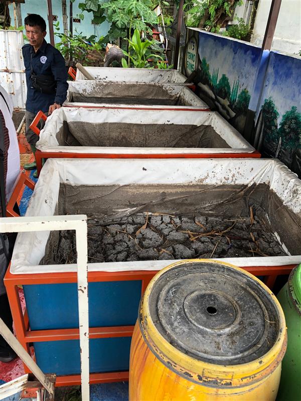 On the visit to #Gresik, operators learn about on-site #sludgedewatering technology that enables the operators to desludge at households and community-based sanitation facilities, which increase outreach to hard-to-reach areas